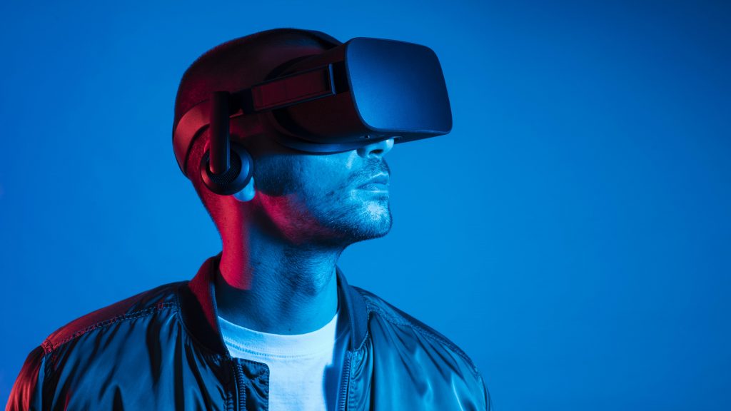 Homem usando equipamento de realidade virtual